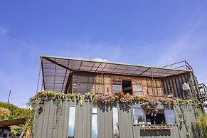 CONTAINER & HOBBIT GLAMPING