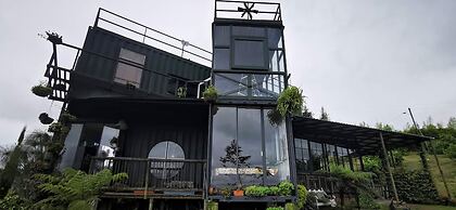 CONTAINER & HOBBIT GLAMPING