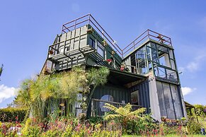 CONTAINER & HOBBIT GLAMPING