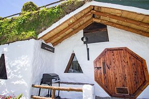 CONTAINER & HOBBIT GLAMPING