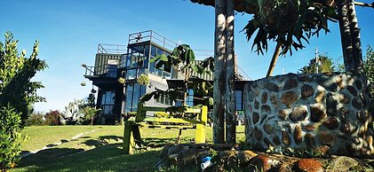 CONTAINER & HOBBIT GLAMPING