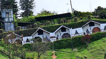 CONTAINER & HOBBIT GLAMPING