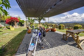 CONTAINER & HOBBIT GLAMPING