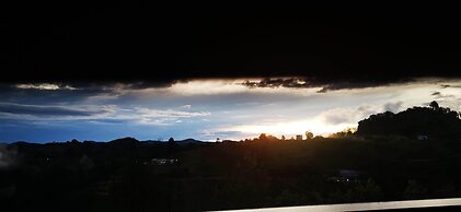 CONTAINER & HOBBIT GLAMPING