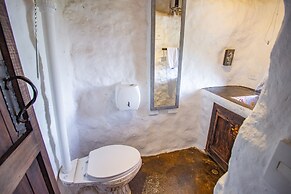 CONTAINER & HOBBIT GLAMPING