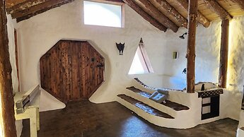 CONTAINER & HOBBIT GLAMPING