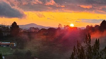 CONTAINER & HOBBIT GLAMPING
