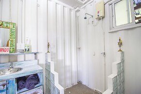 CONTAINER & HOBBIT GLAMPING