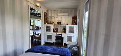 CONTAINER & HOBBIT GLAMPING