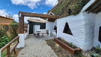 CONTAINER & HOBBIT GLAMPING