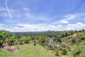 CONTAINER & HOBBIT GLAMPING