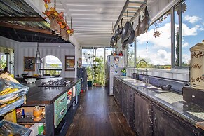 CONTAINER & HOBBIT GLAMPING