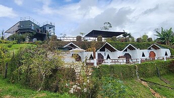 CONTAINER & HOBBIT GLAMPING