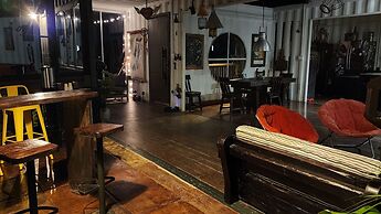 CONTAINER & HOBBIT GLAMPING