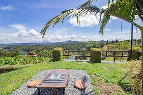 CONTAINER & HOBBIT GLAMPING