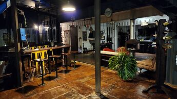 CONTAINER & HOBBIT GLAMPING