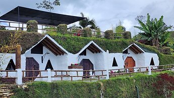 CONTAINER & HOBBIT GLAMPING