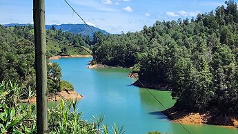 CONTAINER & HOBBIT GLAMPING