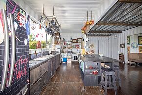 CONTAINER & HOBBIT GLAMPING