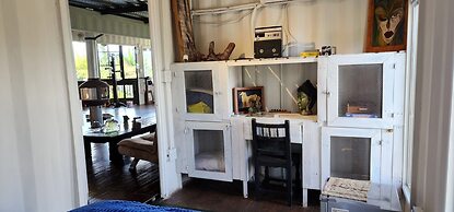 CONTAINER & HOBBIT GLAMPING