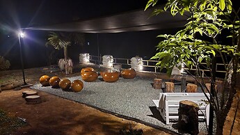 CONTAINER & HOBBIT GLAMPING