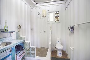 CONTAINER & HOBBIT GLAMPING