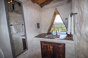 CONTAINER & HOBBIT GLAMPING