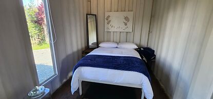 CONTAINER & HOBBIT GLAMPING