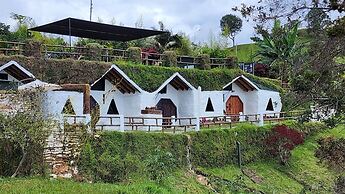 CONTAINER & HOBBIT GLAMPING