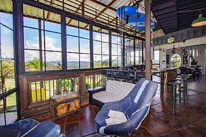 CONTAINER & HOBBIT GLAMPING