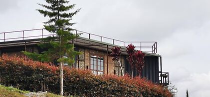 CONTAINER & HOBBIT GLAMPING