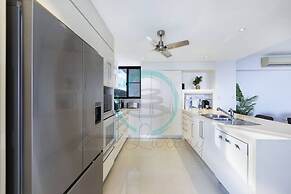 ZEN AT ARKABA - 3BR Luxury Apartment