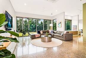 ZENLUX - 5BR Holiday Home with Pool