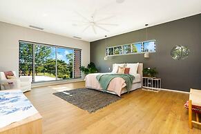 ZENLUX - 5BR Holiday Home with Pool