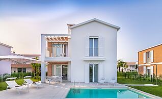 Pareus Beach Resort