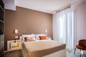 The Lady C - High Apartments