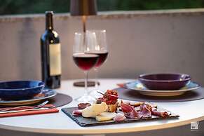 The Lady C - High Apartments