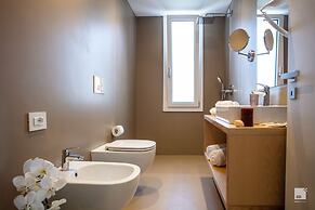 The Lady C - High Apartments