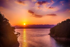 Bright QiandaoLake Resort