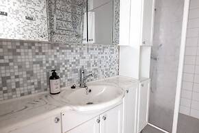 2ndhomes Bright 2BR Apartment