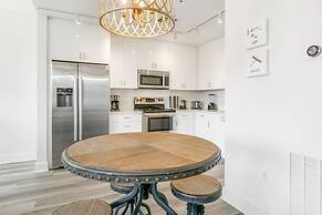 Luxury 4 bedroom Condo Short Walk to Bourbon Street