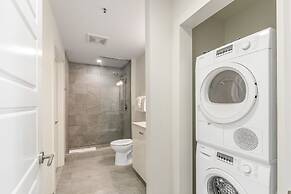 Luxury 4 bedroom Condo Short Walk to Bourbon Street