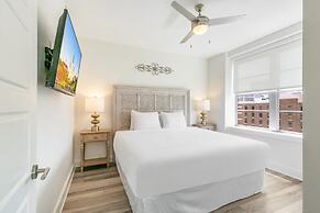Luxury 4 bedroom Condo Short Walk to Bourbon Street