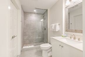 Luxury 4 bedroom Condo Short Walk to Bourbon Street