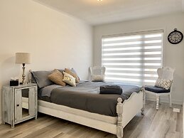 Luxurious Waterfront Retreat