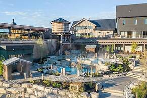 Luxurious Waterfront Retreat