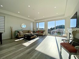 Luxurious Waterfront Retreat