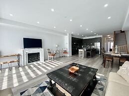 Luxurious Waterfront Retreat