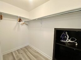 Luxurious Waterfront Retreat