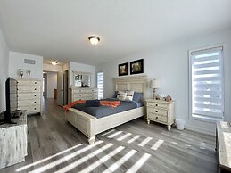 Luxurious Waterfront Retreat